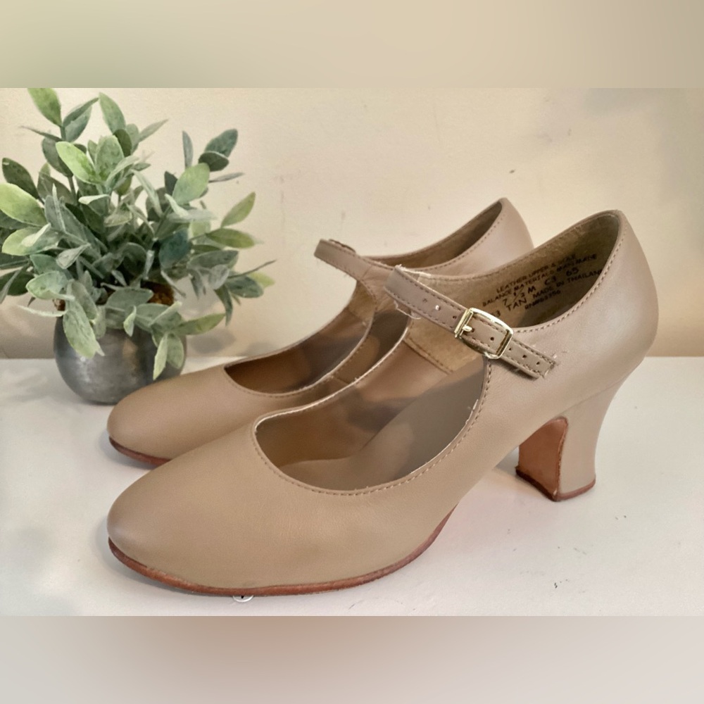 Capezio Classic Tan Jazz Dance Character Musical Theater Heels Sz 7.5